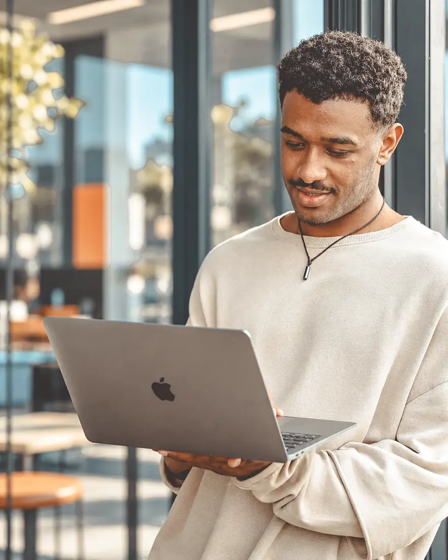 Talent prüft am Laptop seine nächsten Schritte